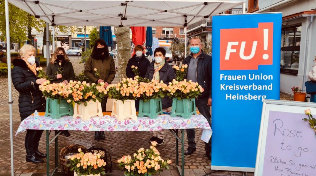 Auf dem Foto sind leider nur einige unserer CDU-Frauen zu sehen, weil einige auf dem Marktplatz unterwegs waren, um die Besucherinnen auf unseren Rosen-Stand aufmerksam zu machen.